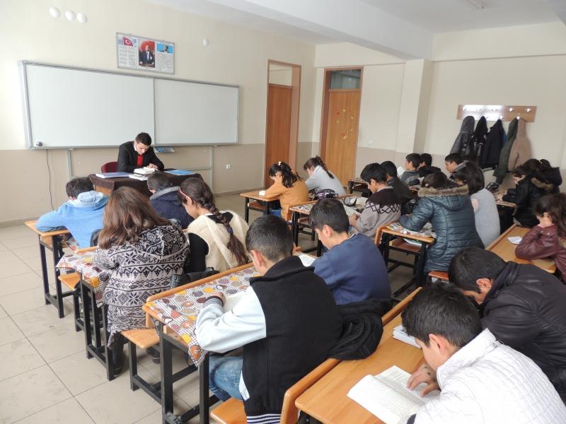 Öğrencilerimiz Okulumuzda Uygulanmakta Olan Okuyan Okul Projesi Kapsamında Kitap Okuyor.