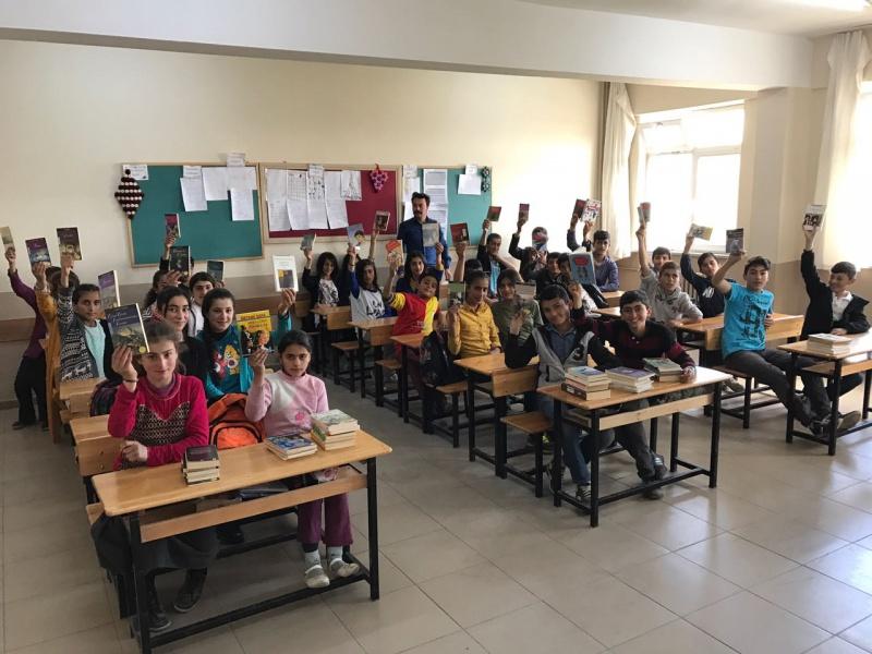 Öğrencilerimiz Okulumuzda Uygulanmakta Olan Okuyan Okul Projesi Kapsamında Kitap Okuyor.